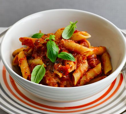 This perfect pasta dish for one can be whipped up in just 25 minutes using only a microwave - ideal for a quick lunch or weeknight dinner Easy Dorm Meals, Dorm Meals, Recipes Microwave, Chicken Marinara, Microwave Meals, Marinara Recipe, Midweek Meals, Microwave Cooking, Vegetarian Pasta