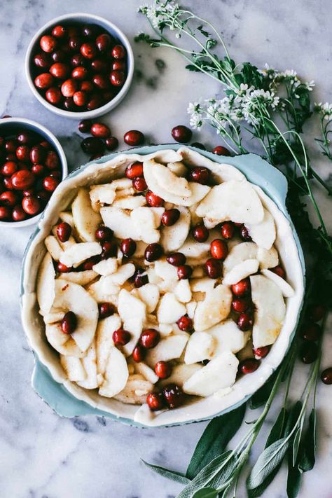 Spiced Ginger Pear & Cranberry Pie - College Housewife Winter Flavors, Homemade Pie Recipes, Ginger Pear, Cranberry Pear, Pear Pie, Cranberry Pie, Christmas Pie, Sliced Pears, Thanksgiving Pies