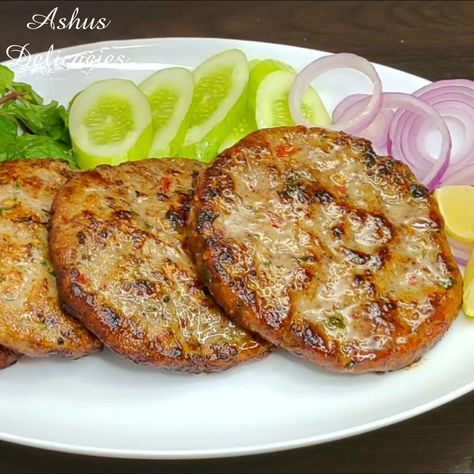 Chapli Kabab, Baking Book, Chicken Burger, Indian Snacks, Curries, Indian Food, Chicken Burgers, Indian Food Recipes, Cooking Tips