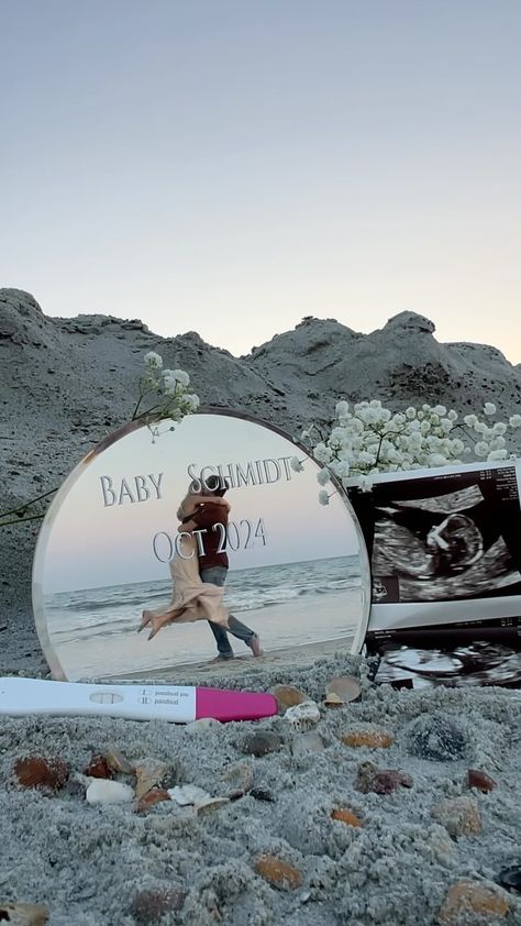 Instagram First Baby Pregnancy Announcement, Dad Reveal Pregnancy, Mirror Baby Announcement, Pregnancy Instagram Photo Ideas, 2nd Baby Gender Reveal Ideas, Mirror Pregnancy Announcement, Anouncment Ideas Pregnancy, Beach Announcement Baby, Baby Announcing Photoshoot Ideas