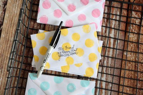 DIY Polka Dot Envelopes by eighteen25 Envelope Ideas Diy, Envelope Diy Paper, Homemade Envelopes, Creative Notes, Diy Mail, Teen Crafts, Family Binder, Polka Dot Chair, Origami Envelope