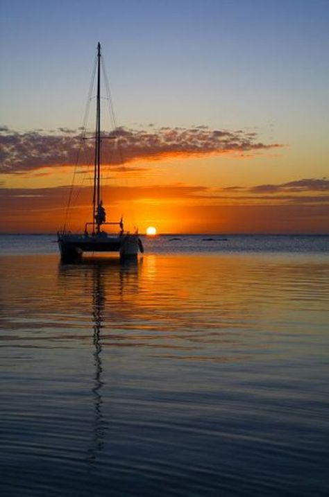 Sunset Catamaran, Grecia Santorini, Sunset Sailing, Beautiful Beach Sunset, Cruise Italy, Sun Life, Sail Life, Port Louis, Mauritius Island