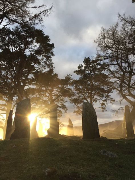 Craigh na dun Scottish Core Aesthetic, Outlander Tv Series, Standing Stone, Outlander Book, Outlander Tv, Outlander Fan, Pacific Crest Trail, Diana Gabaldon, Outlander Series