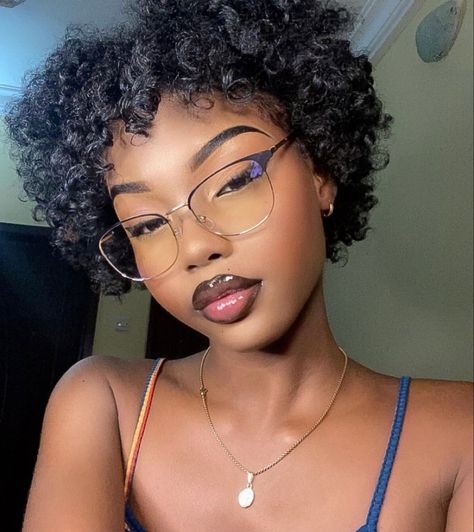 Dark Sorceress, Glasses Inspo, Maquillage Yeux Cut Crease, Short Natural Curly Hair, Glasses Inspiration, Short Box Braids Hairstyles, Makeup For Black Skin, Brown Skin Makeup, Asian Short Hair