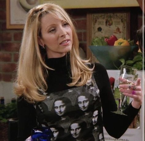 Lisa Kudrow Friends, Phoebe Buffay Outfits, Friends Phoebe, Jennifer Aniston Hair, Phoebe Buffay, Chandler Bing, 90s Hairstyles, Fashion Tv, Friend Outfits