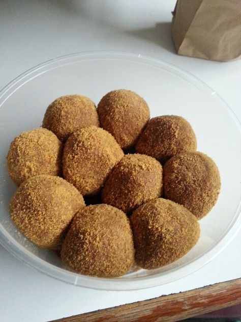 graham balls :) Graham Balls Aesthetic, Graham Balls Recipe, Graham Balls, Delicious Snacks, Sweet Recipes Desserts, Delicious Snacks Recipes, Balls Recipe, Buffet Food, Snacks Recipes