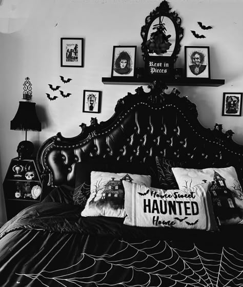 Glam Bedroom Decor Luxury, Home Haunted House, Spooky Bedroom, Gothic Bedroom Ideas, Haunted House Decor, Gothic Decor Bedroom, Dream House Aesthetic, Goth Bedroom, Gothic Room