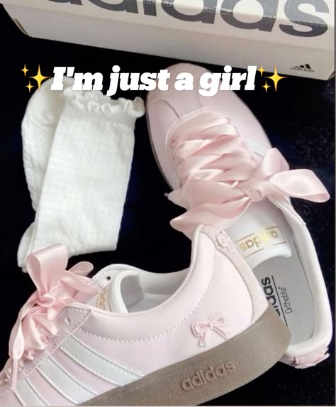 Light Pink Shoes, Baby Pink Shoes, Pink Trainers, Pretty Sneakers, Trendy Shoes Sneakers, Preppy Shoes, Pretty Shoes Sneakers, Shoes Outfit Fashion, Shoe Wishlist