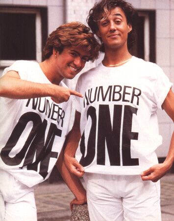 Wham! George Michael & Andrew Ridgeley when their single became number one ( wake me up before you go go ) Andrew Ridgeley, Grammar Police, 80s Girl, George Michael Wham, I'm With The Band, 80s Music, 1980s Fashion, George Michael, Teenage Years