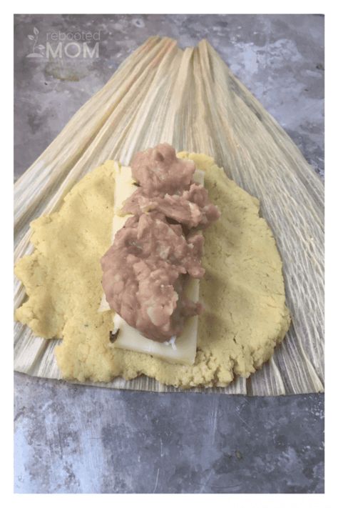 tamales Cheese Tamales Recipe, Easy Tamales Recipe, Cheese Tamales, Homemade Tamales Recipe, Food In Mexico, Beans And Cheese, Mexican Tamales, Homemade Tamales, Mexican Food Dishes