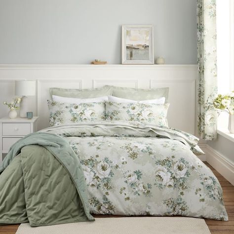 French Country Cottage Bedroom, Sage Bedroom, Country Cottage Bedroom, Shabby Chic Green, Floral Bedroom, Bedroom Ambiance, Oxford Style, Cottage Bedroom, Valance Window Treatments