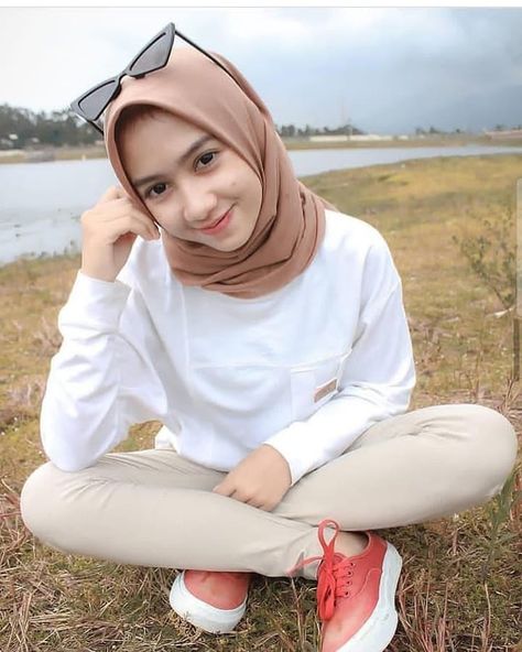 putri intanaa di Instagram "Assalamualaikum Semoga yang bales salamku hidupnya berkah amin😍 . . . Follow ya . . Wa?usaha dong . . #lfl #fff #likeforlike #masasma…" Veiled Woman, Tutorial Hijab, Casual Hijab, Style Hijab, Casual Hijab Outfit, Beautiful Muslim Women, Hijab Chic, Modest Clothing