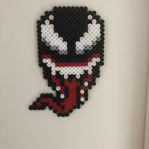 Pärlplatta. Venom (huvud). Ändrade en del i mallen. Iron Man Perler Bead Pattern, Tv Show Perler Beads, Perler Beads Ideas Marvel, Orange Perler Bead Patterns, Bratz Perler Beads, Venom Perler Beads, Perler Bead Patterns Spiderman, Miles Morales Perler Beads, Deadpool Perler Beads