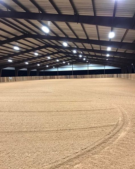 Indoor Horse Riding Arenas, Rich Horse Stables, Beautiful Horse Stables, Pretty Horse Stables, Stable For Horses, Covered Arena Ideas, Horse Yard Ideas Dream Stables, Horse Yard Ideas, Horse Stables Aesthetic