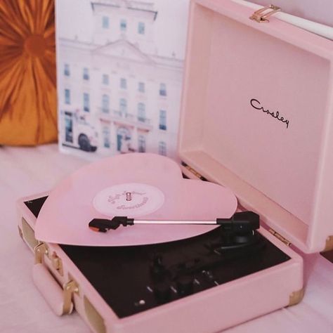 Pink Aesthetic Design, Pink Record Player, Record Player Aesthetic, Records Aesthetic, Highschool Sweethearts, Icon Theme, Pink Music, Music Instagram, Tokyo Street Fashion