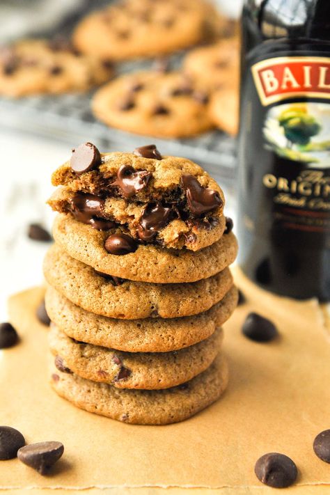 Baileys Irish Cream Chocolate Chip Cookies are luscious chocolate chip cookies w/ slight Irish cream flavor. Chewy, soft and crisp. Baileys Recipes, Crazy Cookies, Frozen Cookie Dough, Boozy Desserts, Frozen Cookies, Baileys Irish, Choc Chip Cookies, Baileys Irish Cream, Chocolate Chunk Cookies