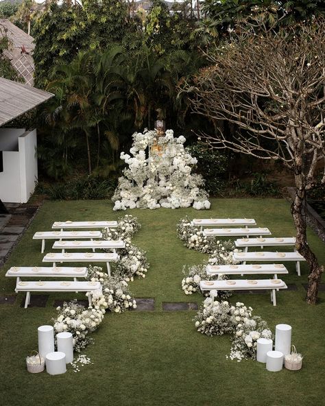 Are you looking for a unique and memorable experience for your wedding ceremony? How about trying something truly stylish 💫 Imagine being surrounded by your loved ones while you exchange vows in a romantic and intimate setting like this one. 😍 Small gathering, big love 🧡 Shoutout to our incredible vendors @longtableevents, @balieventhire, @palmsbali, and the entire dream team for this look! 👏💕 👰🤵@tess_keddie @timjames6 📍@arnalayabeachhouse 📋 @longtableevents 🎀🛋 @balieventhire 🌸 @sandatfl... Intimate Wedding Aisle, Intimate Wedding Ceremony Indoors, Vow Ceremony Decor, Romantic Small Wedding, Ceremony Set Up, Small Ceremony Wedding, Small Wedding Decorations, Wedding Theme Ideas Unique, Small Backyard Wedding Ceremony