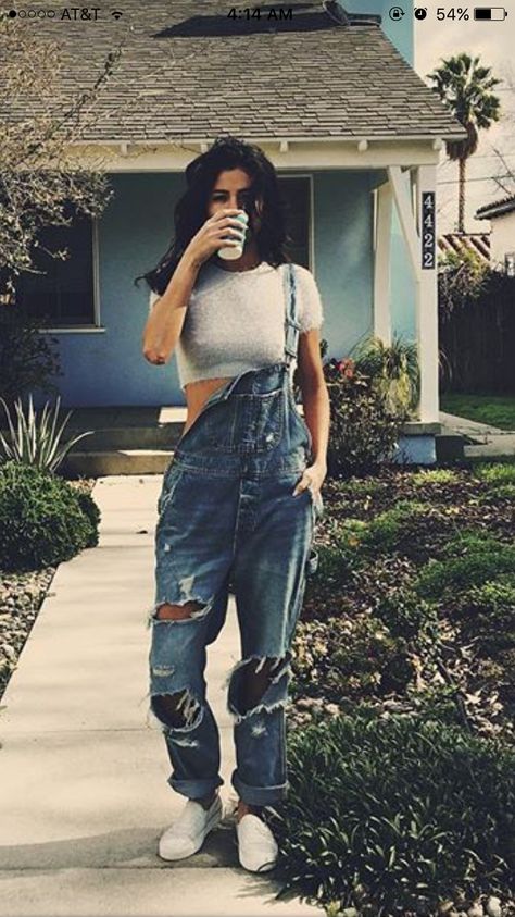 the lovely selena gomez rocking the hipster overalls and crop top Spencer Boldman, 11 February, Selena Gomez Style, 90s Fashion Outfits, Perrie Edwards, 90s Outfit, Daniel Radcliffe, Jonas Brothers, Vanessa Hudgens