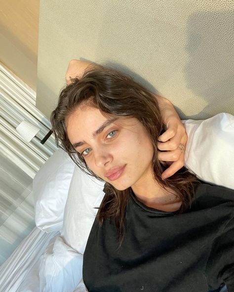 Taylor Hill on Instagram: “Morning Dubai 😊☀️” Sherilyn Fenn, Camila Morrone, Taylor Marie Hill, Thick Eyebrows, Bare Face, Taylor Hill, Pretty Skin, Eyeliner Looks, Colleen Hoover