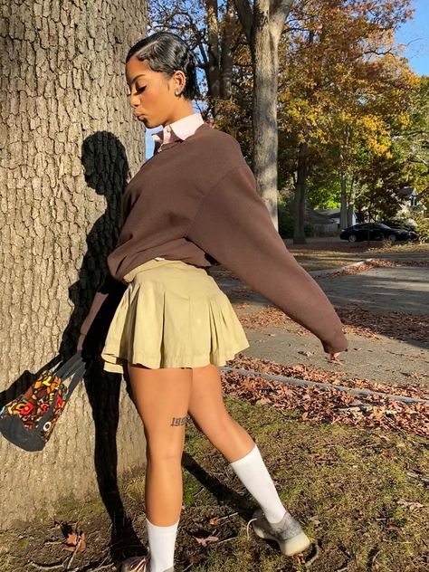 Cheerleader Skirt Outfits, Khaki Skirt Outfit School, Khaki Tennis Skirt Outfit, How To Style A Khaki Skirt, Skate Skirt Outfit, Khaki Skirt Outfit Aesthetic, Khaki Pleated Skirt Outfit, Brown Tennis Skirt Outfit, Skl Outfits