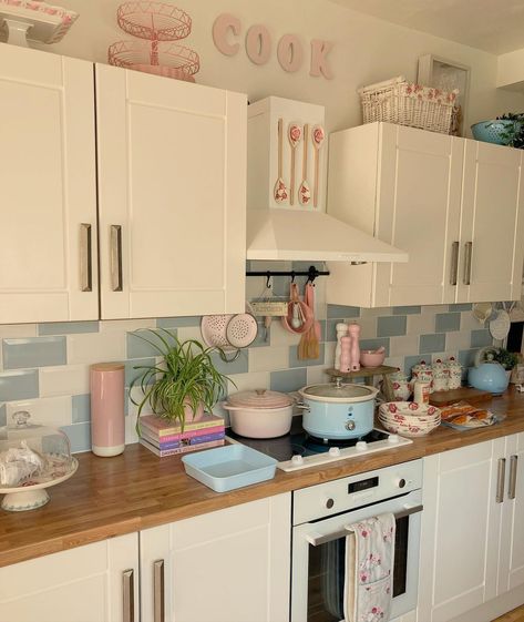 Danish Kitchen, Pastel Kitchen, Desain Pantry, Aesthetic Apartment, Back Porch Ideas Covered, Kitchen Aesthetic, Pastel House, Aesthetic Kitchen, Pastel Room