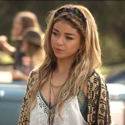 Hailey Modern Family, Flirty Hairstyles, Modern Family Sarah Hyland, Haley Modern Family, Modern Family Haley, Haley Dunphy, Bohemian Theme, Sarah Hyland, Boutique Trends