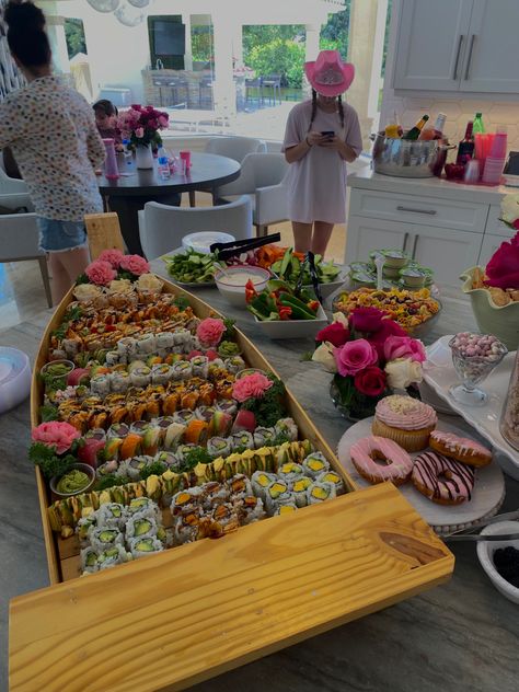 Food Flicks, Sushi Catering, Pink Brunch, Sushi Boat, Food Set Up, Bday Dinner, Garden Party Theme, Sushi Party, Sushi Platter