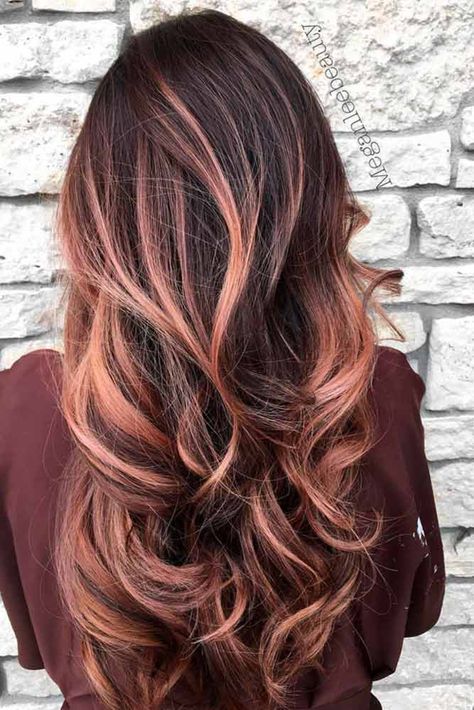 Whom does dark ombre hair suit? The opinions here may vary. But if you are searching for a contrasting look and you have dark natural hair – then you should totally try it out. Gold Hairstyles, Balayage Pink, Rosa Golden, Fashionable Hairstyles, Gold Balayage, Hairstyles Balayage, Balayage Long Hair, Balayage Hair Dark, Caramel Highlights