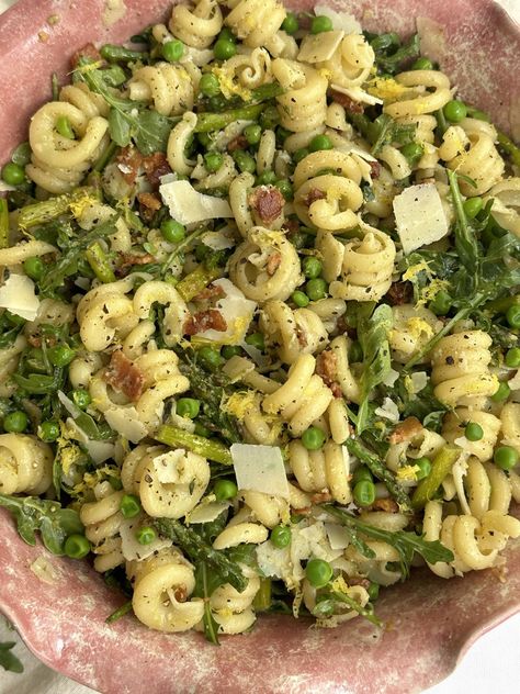 mains / quick meals / pasta A lemony, herby pasta salad with asparagus, peas, arugula, bacon & parmesan. It’s tossed in a pesto vinaigrette and makes for the perfect spring dinner recipe! Green Pasta Salad Recipes, Pesto Pea Pasta Salad, Fancy Pasta Salad, Pasta Pea Salad, Spring Pea Pasta, Pasta Pesto Salad, Pasta Salad Pesto, Pasta Salad With Asparagus, Cold Pesto Pasta Salad