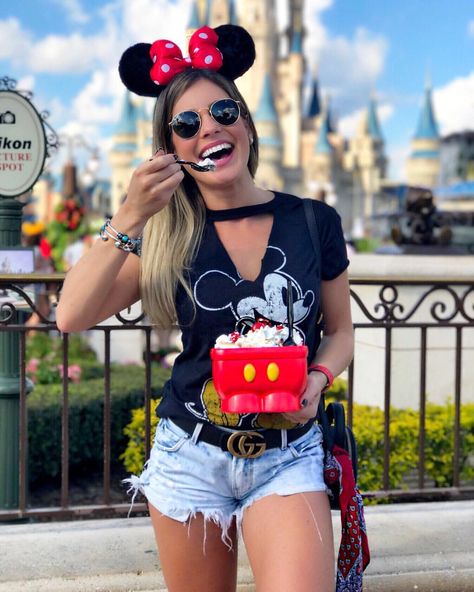 Happiness... ❤️ #icecream #magickingdom #disneyworld #waltdisney Disney Kızları, Disney Park Outfit, Disney Trip Outfits, Disney Outfits Women, Disneyland World, Theme Park Outfits, Cute Disney Outfits, Disney Photo Ideas, Disney World Outfits