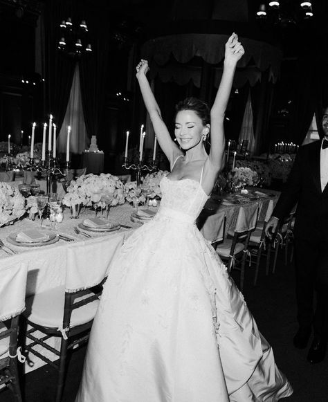 Chic Wedding Style, The Plaza Hotel, Vogue Wedding, Wedding Photography Styles, Bride Photography, Wedding Dresses Photos, Wedding Photos Poses, Salou, Plaza Hotel