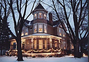 Victorian Christmas Galena Illinois, Gorgeous Houses, Victorian Architecture, House Bed, Victorian Christmas, Pretty House, Town And Country, Woman Painting, Victorian Homes