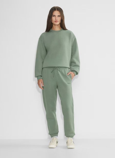 COZY FLEECE BOYFRIEND SWEATPANT | Aritzia Aritzia Sweatsuit, Sweatpant Sets, Aritzia Outfit, Matching Sweatsuit, Sweatshirt Outfits, Sweatpants For Women, Green Sweatpants, Outfits Matching, Shop Hoodies