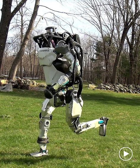 boston dynamics' robots are running and walking all by themselves Real Robots Technology, Boston Dynamics Robots, Boston Robotics, Future Robots, Military Robot, Be More Present, Real Robots, Cyberpunk Armor, Boston Dynamics