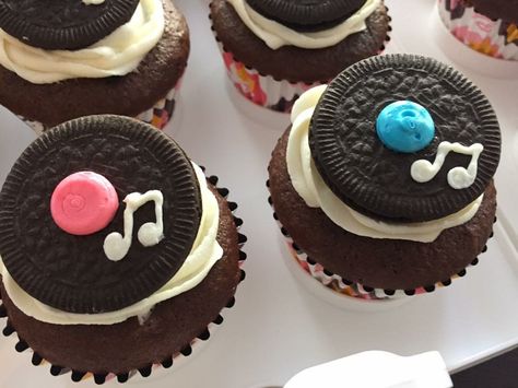 Rock And Roll Cupcakes Ideas, One Rocks Cupcakes, Vinyl Record Cupcakes, Grease Themed Desserts, Grease Cupcakes, Rock N Roll Cupcakes, Rock And Roll Desserts, Music Cupcakes Ideas, Music Themed Cupcakes