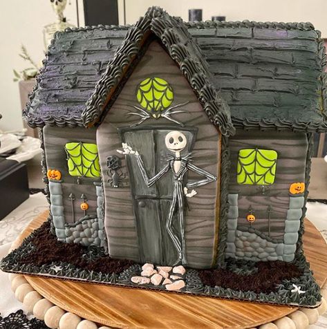 Haunted Gingerbread House, Haunted House Cake, Halloween Gingerbread House, Halloween Gingerbread, Halloween Deserts, Gingerbread House Parties, Gingerbread House Designs, Gingerbread House Cookies, Homemade Halloween Decorations