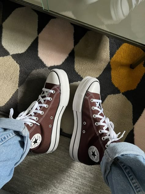 Cute Converse Shoes, Look 80s, Brown Converse, Cute Converse, Dr Shoes, Shoe Wishlist, Hype Shoes, Shoe Inspo, Aesthetic Shoes