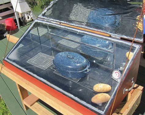 Solar Oven.  Lots of room, I like this one & I like the stand, bringing it up to counter height. Solar Oven Recipe, Sun Oven, Oven Diy, Solar Cooking, Food Foraging, Solar Cooker, Solar Oven, Homestead Ideas, Homestead Survival