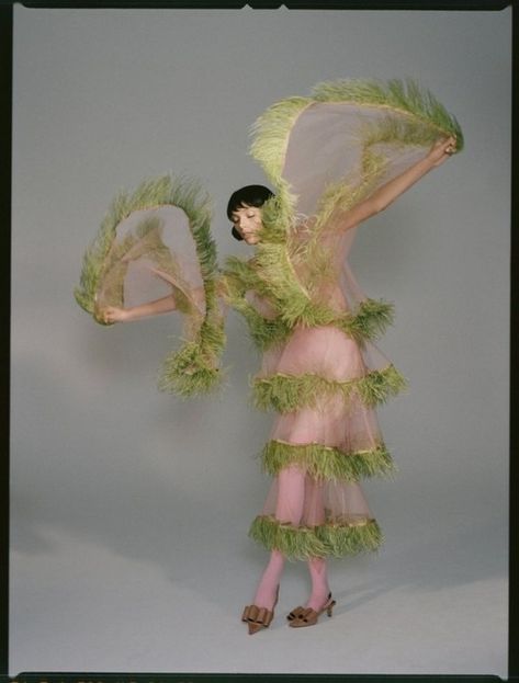 Photo Green Feathers Aesthetic, Fashion In Nature, Charlee Fraser, Dream Costume, Vogue Arabia, Cloth Art, Green And Pink, Fashion Editorial, Mode Vintage