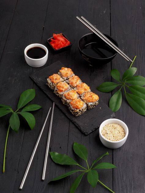 Sushi Plating, Sushi Decoration, Sushi Food Photography, Sushi Photography, People Eating Sushi Photography, Sushi Roll Photography, Sushi Photo, Black Sushi, Sushi Dark Photography