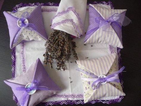 de jolis sachets de lavande - association bibi-bricolin Tartan Crafts, Lavender Wands, Lavender Crafts, Eco Friendly Gift Wrapping, Lavender Pillows, Kids Favors, Pretty Pillow, Lavender Bags, Lovely Lavender