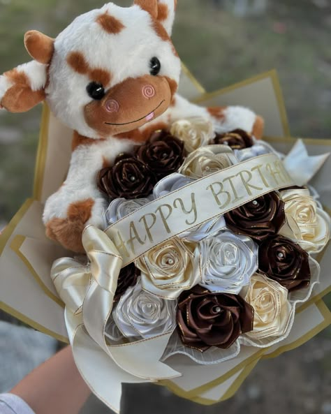 🐮🤎🤍 #eternalrosebouquet #vaquitabouquet Cow Bouquet Flowers, Cow Flower Bouquet, Rose Bouquet Ideas, Gift Basket Diy, Flowers Bouquet Ideas, Happy Birthday Bouquet, Ribbon Flowers Bouquet, Fake Flower Bouquet, Flowers For Men