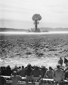 "Atom bomb viewing party, Las Vegas, late 1950s." On the one hand, that's probably a once-in-a-lifetime experience! On the other hand, maybe skip it and don't die of radiation poisoning...? It's a tough choice. Atomic Explosion, Colorized Photos, E Mc2, Fukushima, Nuclear Power, Nagasaki, Photo Vintage, Historical Events, Hiroshima