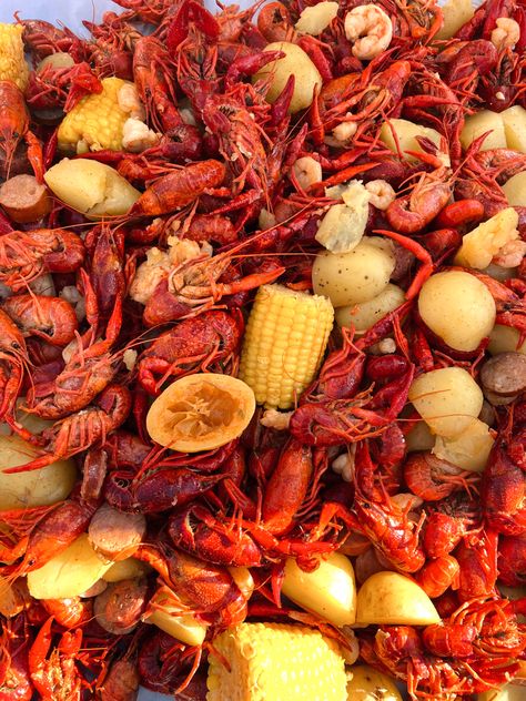 Crawfish Boil Wedding Reception, Crawfish Boil Aesthetic, Crawfish Boil Wedding, Boiled Seafood, Crawfish Boil, Seafood Boil, Food Inspo, 21st Birthday, Wedding Reception