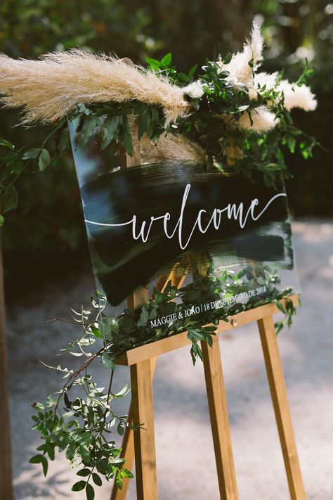 Brush Stroke Perspex Acrylic Sign Signage Welcome Calligraphy Botanical Dark Green Velvet Pampas Grass Wedding Ideas Bárbara Araújo Photography #BrushStroke #PerspexSign #AcrylicSign #WeddingSign #WeddingSignage #WelcomeSign #WeddingCalligraphy #WeddingFlowers #BotanicalWedding #DarkGreen #VelvetWedding #PampasGrass #WeddingIdeas #Wedding Lush Green Wedding Decor, Shades Of Green Wedding Theme, Shades Of Green Wedding, Natural Weddings, Grad Dinner, Hobbit Wedding, Different Wedding Ideas, Dark Green Wedding, Pampas Grass Wedding