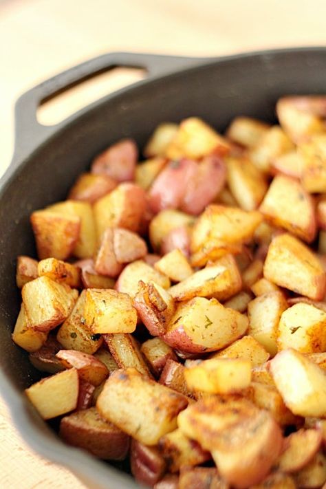 Skillet Red Potatoes Recipe Fried Red Potatoes, Red Potatoes Recipe, Cooking Red Potatoes, Potatoes Skillet, Red Potato Recipes, Pesto Potatoes, Roasted Baby Potatoes, Garlic Roasted Potatoes, Easy Skillet Meals