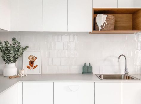 Design Hacks: The Beginners Guide To Easy And Stylish Splashback Tiling 💦A splashback is the perfect tiling project for beginners. They are also a great DIY project as they're cost-effective, easy and create WOW! 🔨 Click through to find out more! #beaumonttiles #splashback #ihavethisthingwithtiles #DIY #interiors123 Herringbone Living Room, Matte White Kitchen, White Kitchen Splashback Ideas, Tile Laying Patterns, Kombuis Idees, Kitchen Herringbone, Kitchen Splashback Ideas, Beach Elements, Splashback Ideas