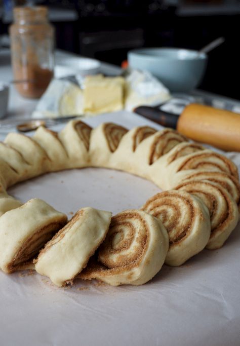 Holiday Brunch Cinnamon Bun Wreath Sourdough Christmas, Cottage Homestead, Baking For Friends, Christmas Breads, Cheddar Bread, Bread Wreath, Cinnamon Bun Recipe, Rolls Homemade, Danish Pastry