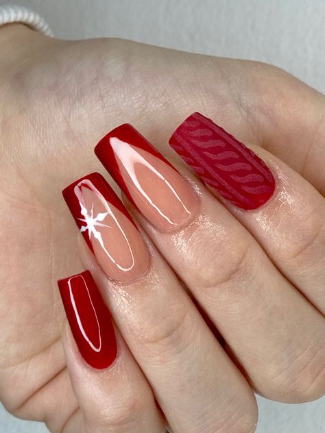 red winter nails Christmas Nails Sweater Pattern Red, Red And White Winter Nails, White And Red Nails Christmas, Short Winter Nails Simple, Christmas Nails Simple Classy Red, Red Sweater Nails, Xmas Red Nails, Red Christmas Nails Winter, Winter Red Nails