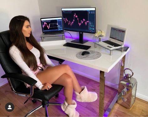 30 Day Squat, Modern Home Office Furniture, Trading Desk, Career Vision Board, Digital Nomad Lifestyle, Trading Charts, Gaming Room Setup, Day Trader, Home Office Setup